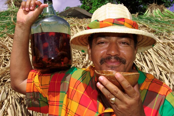 Einheimischer Mann mit Sonnenhut und Rum (© Saint Lucia Tourism Authority, https://www.stlucia.org/de/)