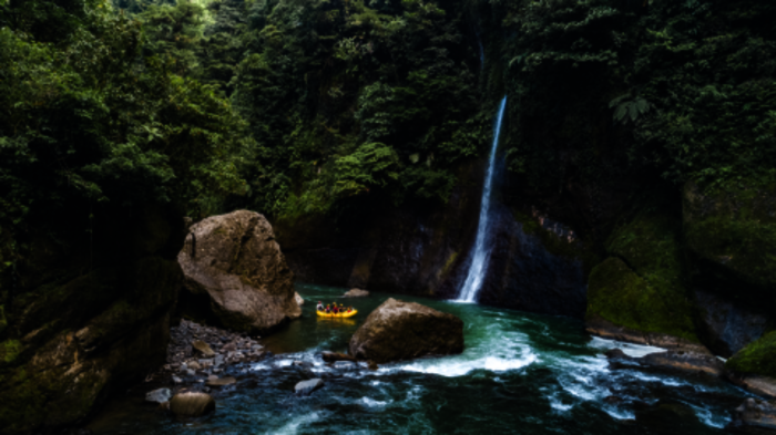 Traumhafter Wasserfall plätschert und fließt durch den Fluss mit Steinen (© ICT)