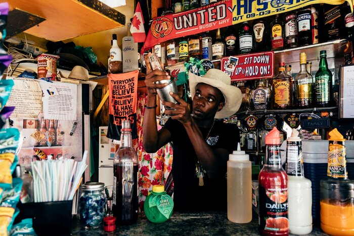 Einheimischer Verkäufer im berühmten Rum-Laden in Barbados (credit VisitBarbados.org)
