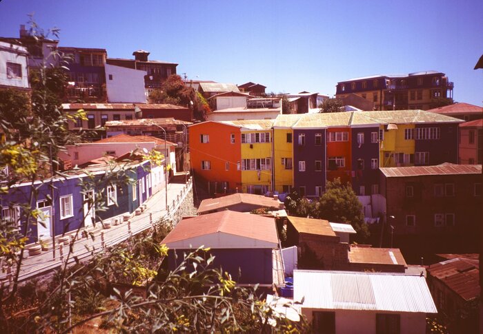 Ein Blick auf bunte Häuser in Valparaíso