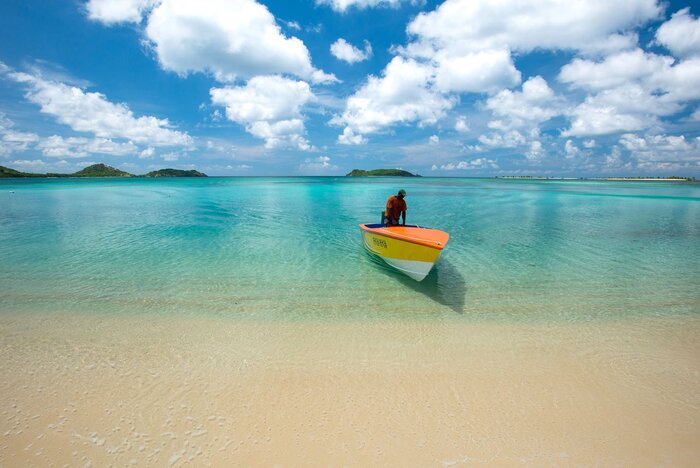 Blick auf Traumstrand mit Boot (Grenada Tourism Authority)