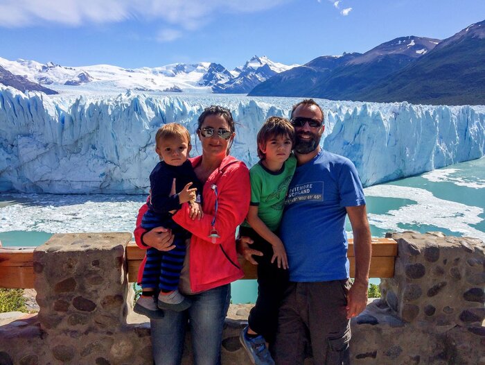 Eine Familie vor dem Perito Moreno Gletscher