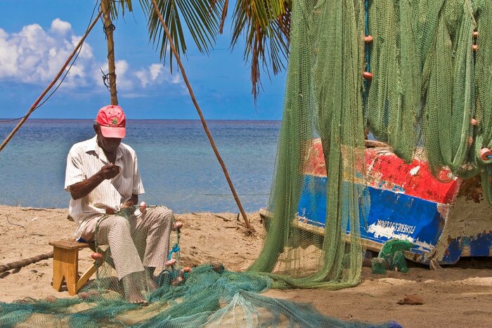 Einheimischer Fischermann mit Fischernetz (© Saint Lucia Tourism Authority, https://www.stlucia.org/de/)