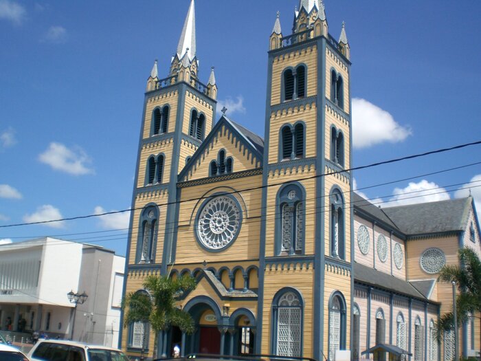 Wunderschöne St. Peter und St. Paul Kathedrale in Paramaribo