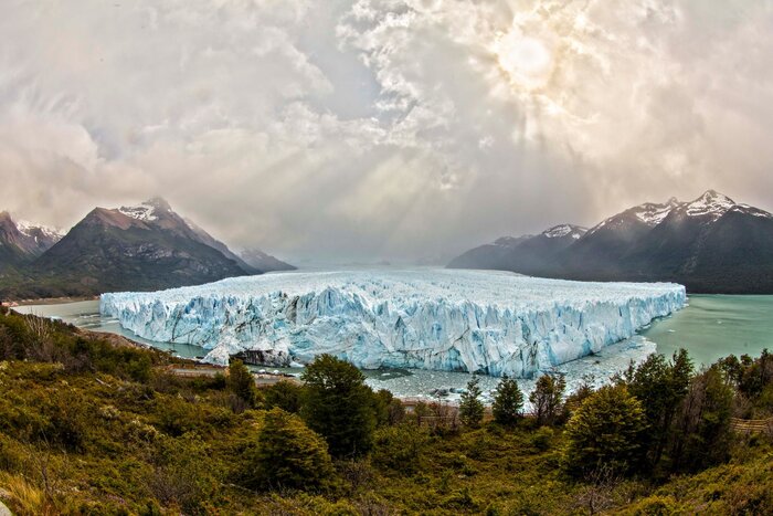 Der Perito Moreno Gletscher bei bewölktem Himmel